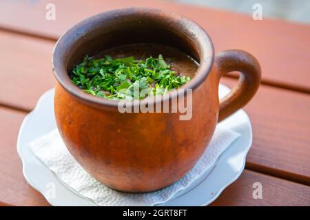 Lobio de haricots rouges dans un pot avec des herbes Banque D'Images