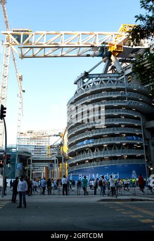 Madrid, Espagne; 28.09.2021.- le Real Madrid prévoit d'achever les travaux sur son stade Santiago Bernabeu en décembre 2022, à la même date qu'il y a 75 ans. Il a été inauguré le 14 décembre 1947 avec un match amical entre le Real Madrid et le portugais OS Belenenenses, bien qu'il ne le sera pas avant 2023 quand il sera pleinement opérationnel. Il est estimé que chaque saison le club pourrait percevoir entre 150 et 200 millions d'euros par an de l'exploitation du stade. Mercredi dernier, une fois que le premier match de la Ligue des Champions a été joué après 580 jours, les œuvres sont retournées au Santiago Bernabéu stadiu Banque D'Images