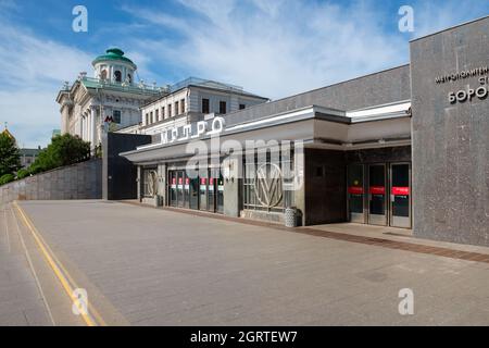 Moscou, Russie - 23 mai 2021 : entrée de la station de métro Borovitskaya du métro de Moscou, nommée d'après V. Lénine Banque D'Images