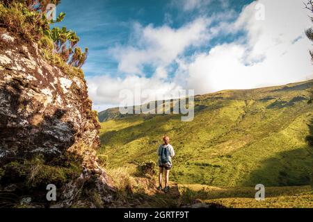 Îles des Açores, paysage avec randonneur dans la végétation verte, Flores, destination de voyage pour la randonnée. Banque D'Images