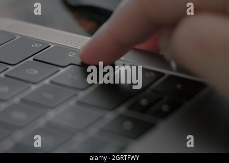Appuyer sur le bouton entrée du clavier de l'ordinateur portable. Sécurité, piratage, commerce électronique. Banque D'Images
