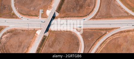 Carrefour sur la vue panoramique de l'antenne terrestre rouge. Route et demi-trèfle de la feuille de jonction avec la circulation Banque D'Images