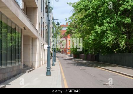 Moscou, Russie - 23 mai 2021 : voie de Korobeynikov vide. Il n'y a pas de voitures sur l'autoroute, pas de gens sur les trottoirs Banque D'Images