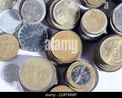 Pièces de monnaie vintage. Pile dans lignes et colonnes. Angle supérieur Banque D'Images