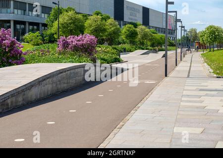 Piste pour les sports avec des toboggans et des irrégularités dans le parc culturel et de loisirs de Muzeon Banque D'Images