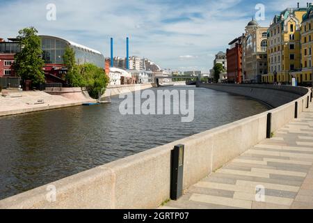 Moscou, Russie - 23 mai 2021 : vue sur le Spit de la rivière Moskva et le canal Vodootvodny. Remblais de Boltonaya et de Yakimanskaya Banque D'Images