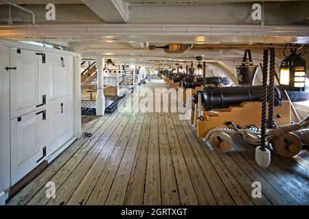 Des rangées de canons dans le pont à canon à bord du HMS Victory, à Portsmouth Dockyard, Hampshire, Royaume-Uni, le 28 septembre 2021 Banque D'Images