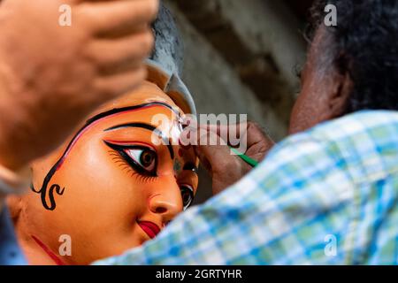 Kolkata, Inde. 1er octobre 2021. Un artiste a vu faire la dernière touche à une idole à Kumartuli, le plus grand centre de potiers, avant le festival Durga Puja. (Photo de Dipayan Bose/SOPA Images/Sipa USA) crédit: SIPA USA/Alay Live News Banque D'Images