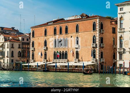 Le Palazzo Pisani Gritti donne sur le Canal Grande, construit au XIVe siècle dans un style gothique vénitien, aujourd'hui un hôtel de luxe, Venise, Vénétie, Italie Banque D'Images