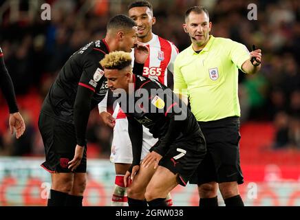 Stoke, Royaume-Uni. 1er octobre 2021. L'arbitre Tim Robinson rejette son propre but après qu'il ait revendiqué que Callum Robinson de West Bromwich Albion a été fouillé dans l'accumulation pendant le match du championnat Sky Bet au stade Bet365, Stoke. Crédit photo devrait se lire: Andrew Yates / Sportimage crédit: Sportimage / Alay Live News Banque D'Images