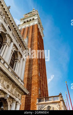 Le Campanile de Saint-Marc, le clocher de la basilique Saint-Marc à Venise, en Italie. Ciel bleu sur l'arrière-plan. Banque D'Images