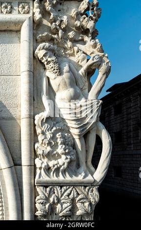 Détail d'une statue ornant le bâtiment extérieur du Palais Ducal, côté donnant sur Riva degli Schiavoni, Venise, Italie Banque D'Images