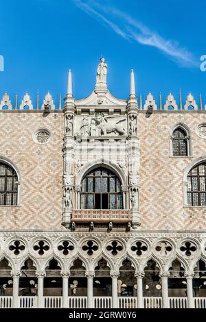 Vue de face du Palais des Doges (Palais ducal) avec façade en marbre blanc sur la place Saint-Marc, Venise, Italie, Europe Banque D'Images