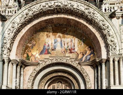 La lunette centrale au-dessus du portail principal sur la façade de la basilique Saint-Marc sur la place Saint-Marc, représentant le jugement dernier, Venise, Italie, E Banque D'Images