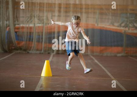 Une fille avec le syndrome de Down est impliquée dans l'athlétisme Banque D'Images