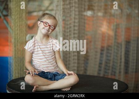 Une fille avec le syndrome de Down est impliquée dans l'athlétisme Banque D'Images