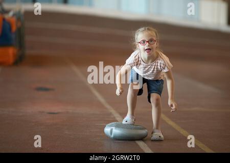 Une fille avec le syndrome de Down est impliquée dans l'athlétisme Banque D'Images