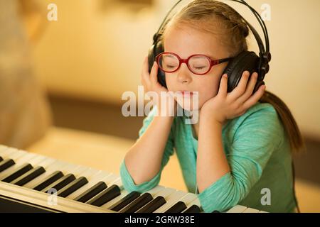 Fille avec le syndrome de Down aime la musique Banque D'Images