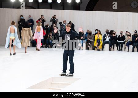 Paris, France. 1er octobre 2021. Le mannequin marche sur la piste au salon de mode de Loewe pendant le printemps/été 2022 Collections Fashion Show à Paris Fashion week à Paris, France le 1er octobre 2021. (Photo de Jonas Gustavsson/Sipa USA) crédit: SIPA USA/Alay Live News Banque D'Images