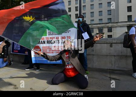 Londres, Royaume-Uni. 1er octobre 2021. Un manifestant détient un drapeau pendant la manifestation.les habitants de Biafra (partie orientale du Nigeria) et les peuples indigènes de Biafra, réunis à Trafalgar Square, ont défilé jusqu'à Downing Street pour exiger la tenue d'un référendum au Nigeria en vue d'une séparation pacifique de Biafra du Nigeria. (Photo de Thomas Krych/SOPA Images/Sipa USA) crédit: SIPA USA/Alay Live News Banque D'Images