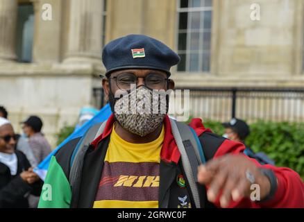 Londres, Royaume-Uni. 1er octobre 2021. Un manifestant prend part à la manifestation.les habitants de Biafra (partie est du Nigeria) et les peuples indigènes de Biafra, se sont rassemblés à Trafalgar Square, et ont défilé jusqu'à Downing Street pour réclamer la tenue du référendum au Nigeria pour une séparation pacifique de Biafra du Nigeria. (Photo de Thomas Krych/SOPA Images/Sipa USA) crédit: SIPA USA/Alay Live News Banque D'Images