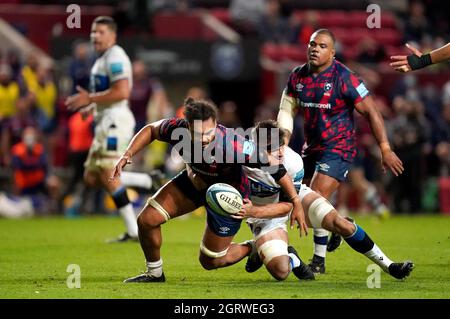 Chris Vui de Bristol Bears a été attaqué par Josh Bayliss de Bath Rugby lors du match Gallagher Premiership à Ashton Gate, Bristol. Date de la photo : vendredi 1er octobre 2021. Banque D'Images
