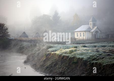 Petite église en brume Banque D'Images