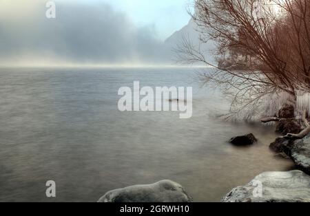 Vue du matin sur le lac glacé Mondsee Banque D'Images