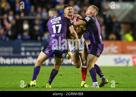 Tommy Makinson (2) de St Helens IIS a été attaqué par Cameron Smith (17) et Brad Dwyer (14) de Leeds Rhinos Banque D'Images