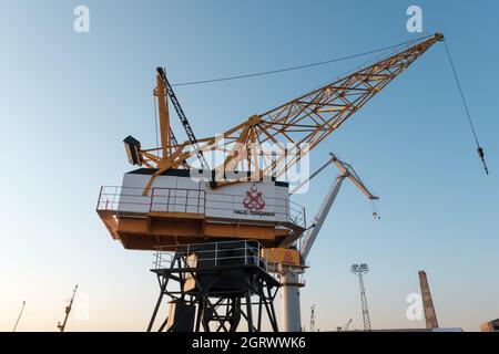 Vue lointaine du chantier naval de la Corne d'Or à Istanbul Turquie.Des situations telles que la réparation, l'arrangement, le chargement et le déchargement de navires, le transport. Banque D'Images