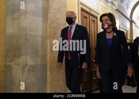 Washington DC, États-Unis 1er octobre 2021. Nancy Pelosi, présidente de la Chambre des États-Unis, accompagne le président Joe Biden pour rencontrer le caucus démocratique de la Chambre des communes au sujet du plan d'infrastructure de 1 billion de dollars au Capitole des États-Unis à Washington, DC, le vendredi 1er octobre 2021. Photo de Chris Kleponis/UPI crédit: UPI/Alay Live News Banque D'Images