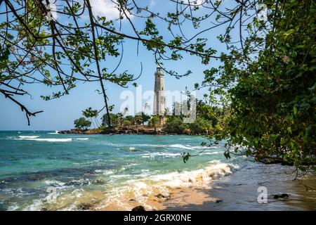 Belle plage et phare blanc Dondra au Sri Lanka. Vue de la plage. Banque D'Images