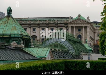 30 mai 2019 Vienne, Autriche - Schmetterlinghaus et Palmenhaus du palais Hofburg (maison aux papillons et maison aux palmiers). Ciel nuageux Banque D'Images