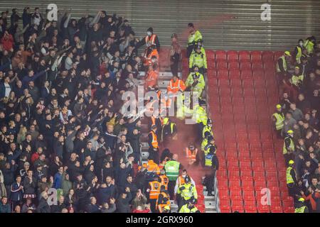 Stoke, Royaume-Uni. 1er octobre 2021. 1er octobre 2021 ; Stade Bet365, Stoke, Staffordshire, Angleterre ; EFL Championship football, Stoke City versus West Bromwich Albion; des fusées sont lancées entre les tribunes Credit: Action plus Sports Images/Alamy Live News Banque D'Images