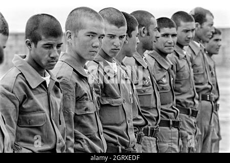 KABOUL, AFGHANISTAN. 30 avril 1988. De jeunes recrues afghanes regardent une présentation sur le pliage d'un parachute, au centre technique militaire numéro 59 le 30 avril 1988 à l'extérieur de Kaboul, en Afghanistan. Les garçons, âgés de 13 à 18 ans, ont été enrôlés dans l'armée pour lutter contre les moudjahidines. Banque D'Images