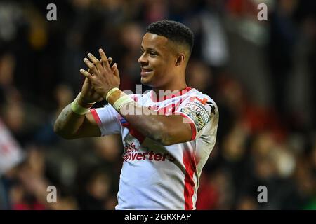 Regan Grace (5) de St Helens applaudit les fans à la fin du match Banque D'Images