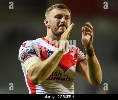 Mark Percival (4) de St Helens donne aux applaudissements les fans à la fin du jeu Banque D'Images