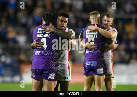 Kevin Naiqama (3) de St Helens et Konrad Hurrell (4) de Leeds Rhinos Hug à la fin du match dans, le 10/1/2021. (Photo de Craig Thomas/News Images/Sipa USA) crédit: SIPA USA/Alay Live News Banque D'Images