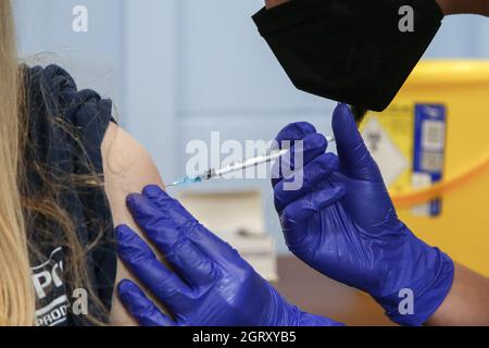 Londres, Royaume-Uni. 10 septembre 2021. Un agent de santé administre le vaccin Covid-19 de Pfizer à une femme dans un centre de vaccination. (Photo de Dinendra Haria/SOPA Images/Sipa USA) crédit: SIPA USA/Alay Live News Banque D'Images