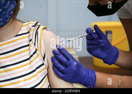 Londres, Royaume-Uni. 10 septembre 2021. Un agent de santé administre le vaccin Covid-19 de Pfizer à une femme dans un centre de vaccination. (Photo de Dinendra Haria/SOPA Images/Sipa USA) crédit: SIPA USA/Alay Live News Banque D'Images