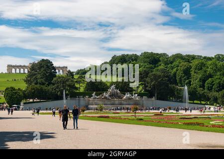 31 mai 2019 Vienne, Autriche - colline de Gloriette dans les jardins du palais de Schönbrunn. Jour de printemps ensoleillé Banque D'Images