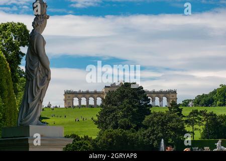 31 mai 2019 Vienne, Autriche - colline de Gloriette dans les jardins du palais de Schönbrunn. Jour de printemps ensoleillé Banque D'Images