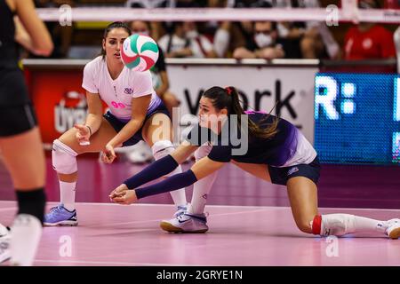 Busto Arsizio, Italie. 30 septembre 2021. Kataryna Lazovic #2 de Vero Volley Monza et Beatrice Negretti #99 de Vero Volley Monza pendant le Trofeo Mimmo Fusco 2021 volley-ball match entre Vero Volley Monza et Banca Valsabbiana Millenium Brescia à E-Work Arena, Busto Arsizio, Italie le 30 septembre 2021 crédit: Agence de photo indépendante/Alay Live News Banque D'Images