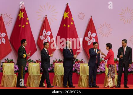 Le chef de l'exécutif, Carrie Lam, travaille avec de hauts responsables du gouvernement chinois, dont le directeur du Bureau de liaison du Gouvernement populaire central de Hong Kong, Luo Huining, commandant en chef de l'Armée populaire de libération de la Chine, la garnison de Hong Kong, le général de division Chen Daoxiang, Et le commissaire du ministère des Affaires étrangères de la République populaire de Chine dans la région administrative spéciale de Hong Kong (HKSAR), M. Liu Guangyuan sont vus pendant la célébration.au milieu de la pandémie de COVID et de la répression de la loi de sécurité nationale sur le mouvement démocratique à Hong Kong, la Chine a son 72e N. Banque D'Images