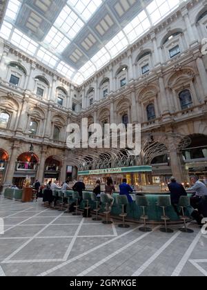 Londres, Grand Londres, Angleterre, septembre 21 2021 : Fortnum et Mason Bar and Restaurant dans le Royal Exchange, City of London. Banque D'Images