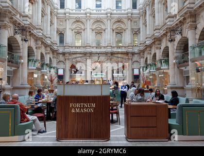 Londres, Grand Londres, Angleterre, septembre 21 2021 : Fortnum et Mason Bar and Restaurant dans le Royal Exchange, City of London. Banque D'Images