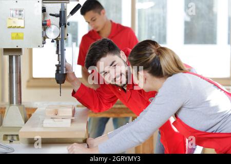 les ingénieurs industriels avec la machine Banque D'Images