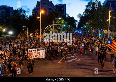 Espagne. 1er octobre 2021. Les gens tiennent un écriteau lors d'une manifestation pour l'anniversaire du référendum pour l'indépendance de la Catalogne à Barcelone Espagne, le 1er octobre 2021. Le référendum a eu lieu en 2017 et a été violemment réprimé par la police espagnole, provoquant l'indignation de la population catalane et de l'étranger. (Photo par Davide Bonaldo/Sipa USA) crédit: SIPA USA/Alay Live News Banque D'Images