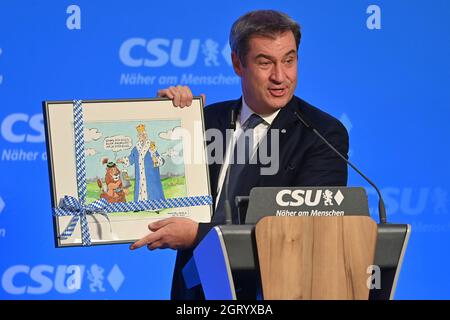 Munich, Allemagne. 1er octobre 2021. Markus SOEDER (Premier ministre de Bavière et Président du CSU) avec une caricature de Dieter Hanitzsch. Fête d'anniversaire du Président honoraire du CSU, le Dr Edmund Stoiber, à l'occasion de son 80e anniversaire, le 1er octobre 2021, à la Fondation Hanns Seidel à Munich. Credit: dpa Picture Alliance/Alay Live News Banque D'Images