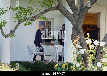 Washington DC, États-Unis. 1er octobre 2021. Le président des États-Unis Joe Biden revient à la Maison Blanche à Washington, DC après avoir rencontré les membres du caucus démocratique de la Chambre à Capitol Hill, le 1er octobre 2021. Credit: Chris Kleponis/Pool via CNP/dpa/Alay Live News Banque D'Images